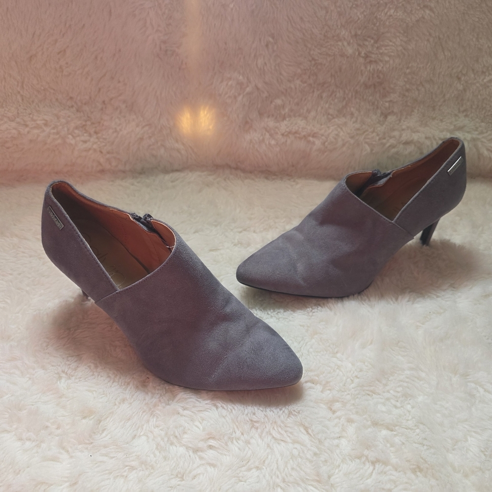 Chic Calvin Klein Jenise Grey Microsuede Pointed Toe Asymmetric Booties Sz 7